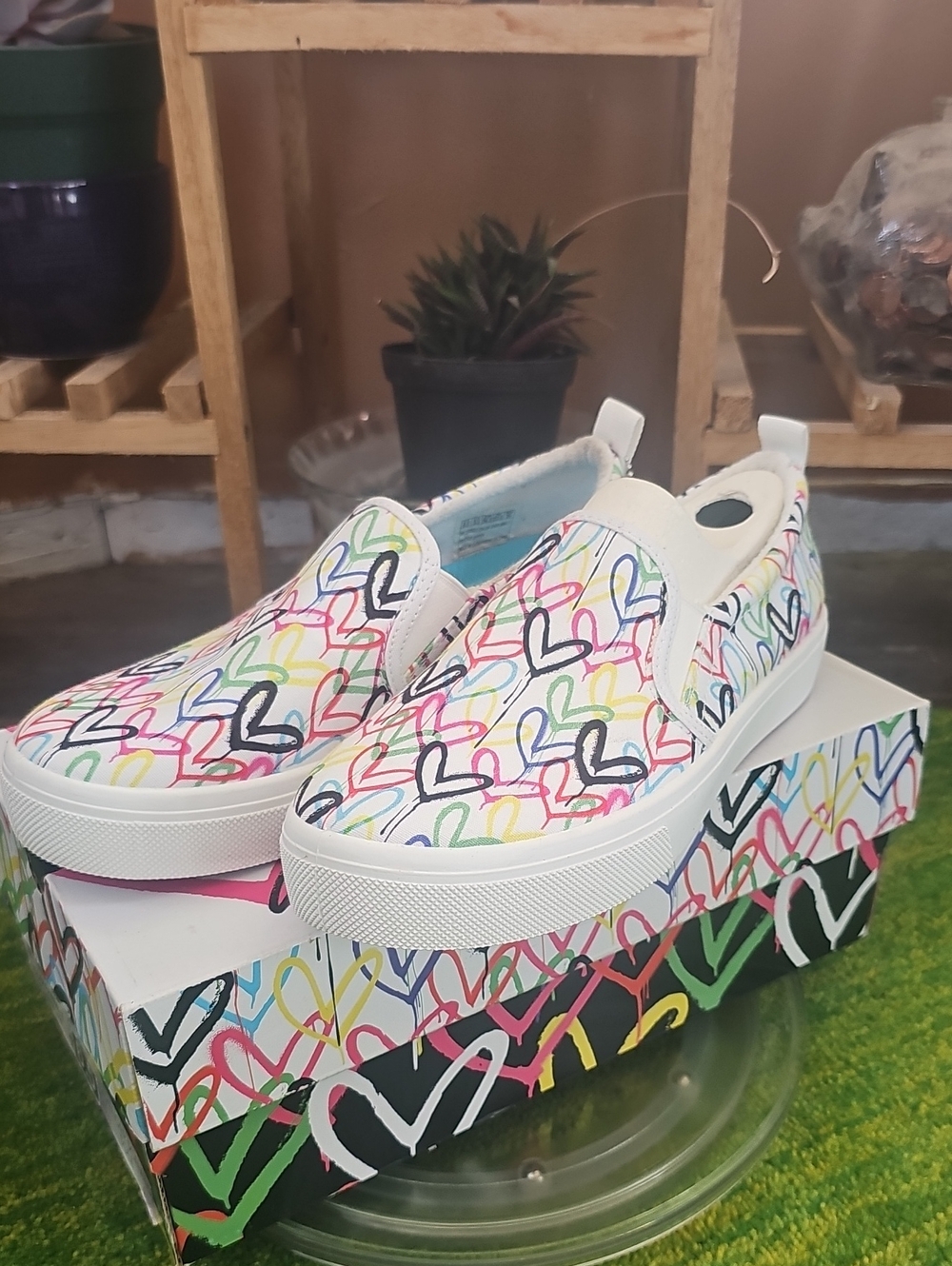 Womens Skechers 6.5 Poppy Drippin Love Heart Rainbow Of Colors Pink New In Box
